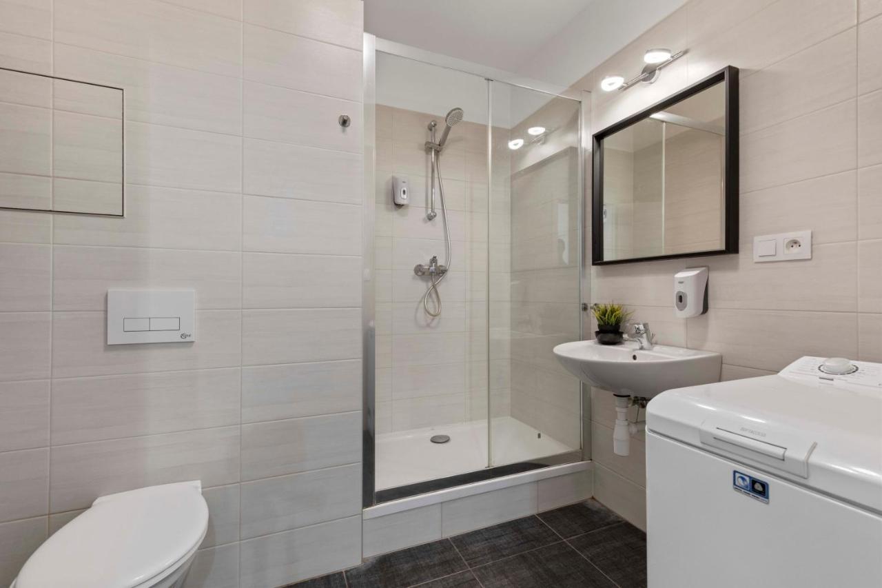 Lam Moon - Ac - Terrace Apartment บราติสลาวา ภายนอก รูปภาพ